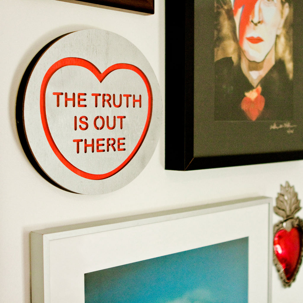 Candy & Kitsch candy heart wall hanging sits in a kitsch interior design in the variation ’the truth is out there' inspired by the x files