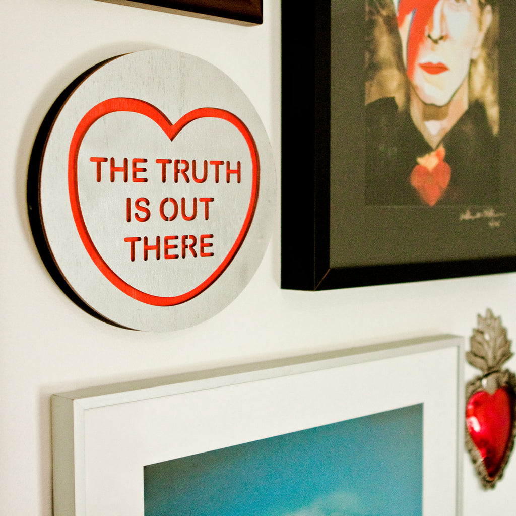 Candy & Kitsch candy heart wall hanging sits in a kitsch interior design in the variation ’the truth is out there' inspired by the x files