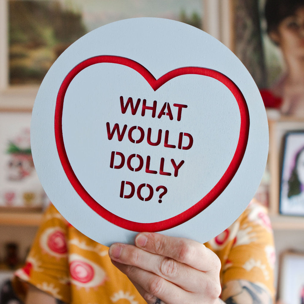 Candy & Kitsch candy heart wall hanging sits in a kitsch interior design in the variation ’what would dolly do' dolly parton