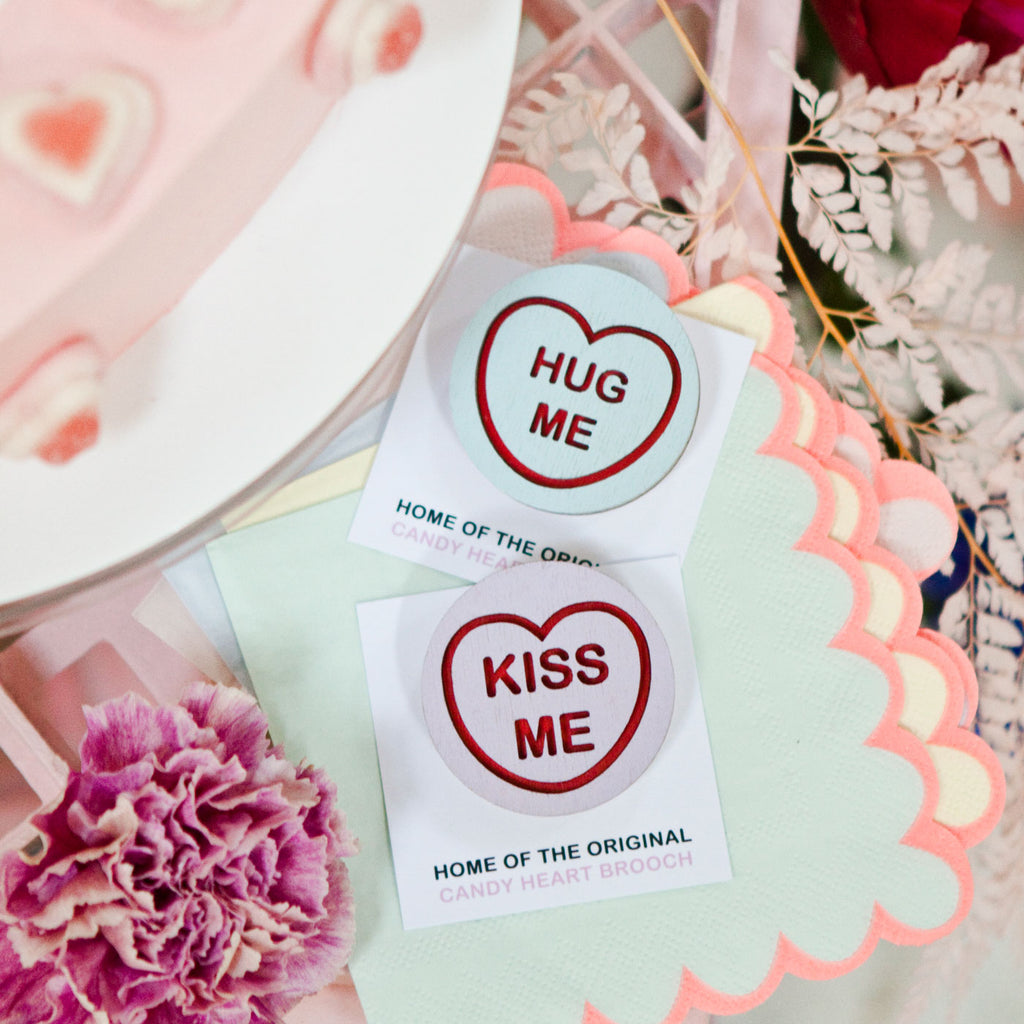 Candy & Kitsch candy heart brooch sits in a kitsch interior design in the variation ’hug me' and 'kiss me'